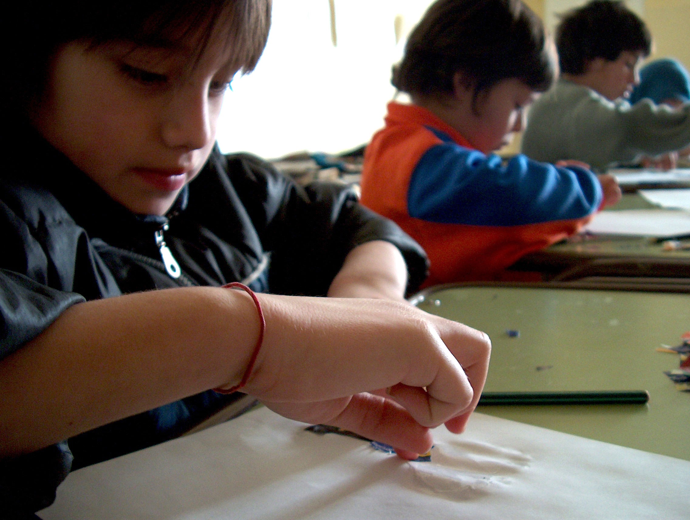 Taller comunitario de LOF: niños y niñas en una actividad de arte